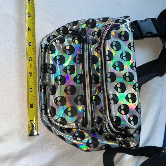 Vibedration holographic alien fanny pack - Picture 6 of 6